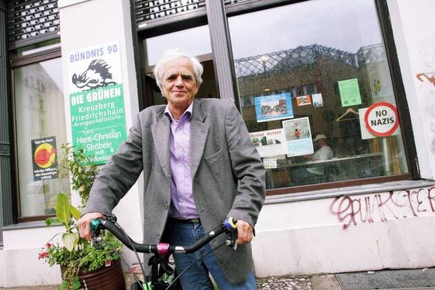 Hans- Christian Ströbele (GER Stellvertretender Fraktionsvorsitzender Bündnis 90 die Grünen) vor der Kreisgeschäftsstelle der Grünen in Berlin- Kreuzberg