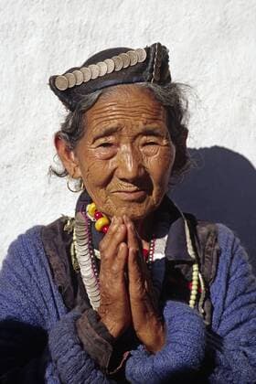 IMAGO Nature: Unsere Erde, Naturschutz, Indigene Völker Grüßende Sherpa-Frau in traditioneller Tracht im Himalaja Nepal