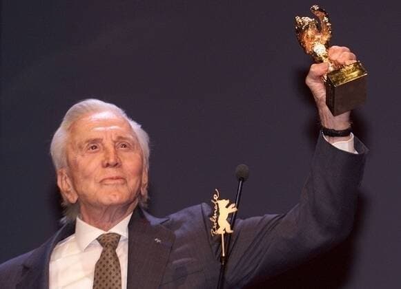 Schauspieler Kirk Douglas (USA) freut sich über den Goldenenen Bären den er anläßlich der 51. Internationalen Filmfestspiele in Berlin für sein Lebenswerk erhalten hat