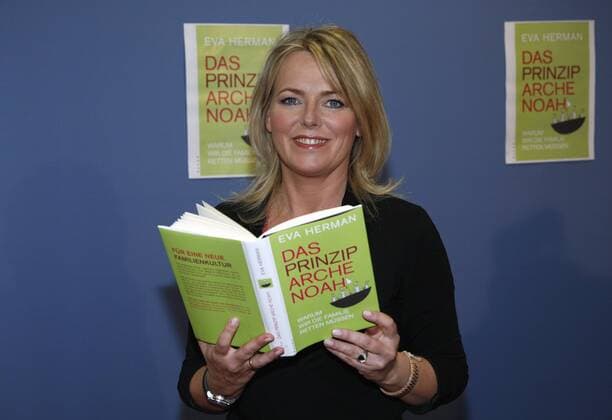 Moderatorin Eva Herman (GER) stellt während einer Pressekonferenz in Berlin ihr Buch - Das Prinzip Arche Noah - vor