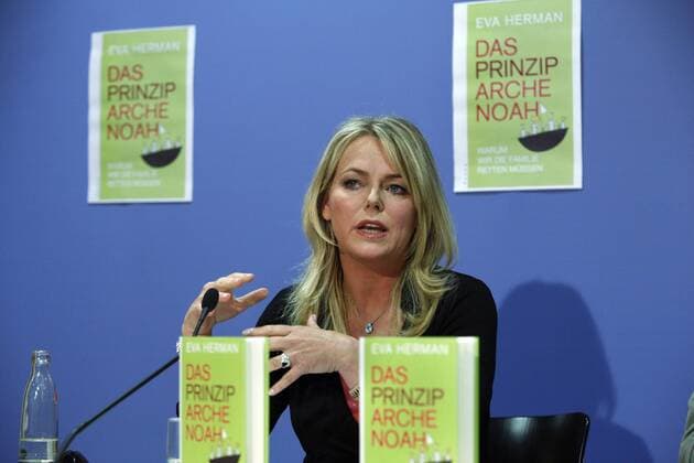 Moderatorin Eva Herman (GER) stellt während einer Pressekonferenz in Berlin ihr Buch - Das Prinzip Arche Noah - vor