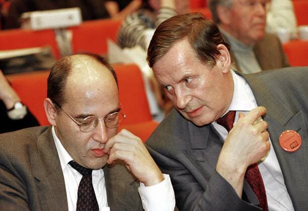 Gregor Gysi (li., GER Vorsitzender PDS-Bundestagsgruppe) und Lothar Bisky (GER Parteivorsitzender PDS) während des 4. PDS-Bundesparteitages in Berlin