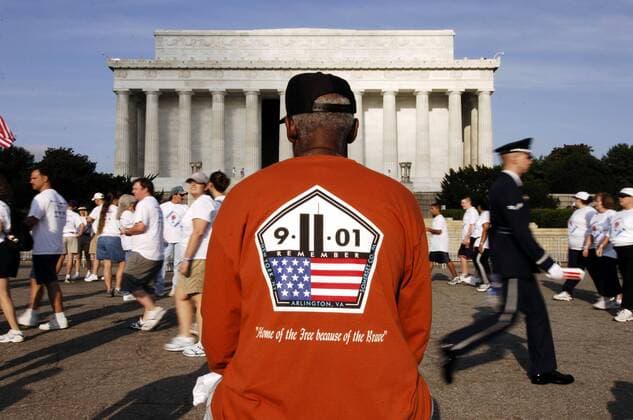 20 Jahre Anschläge vom 11. September: Gedenkkultur in den USA Teilnehmer des America Supports You Freedom Walk vor dem Lincoln Memorial in Washington D.C. 