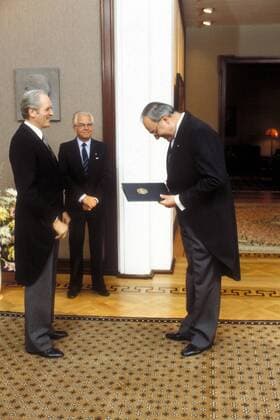 Bundespräsident Karl Carstens (li., GER CDU) mit Bundeskanzler Helmut Kohl (GER CDU)