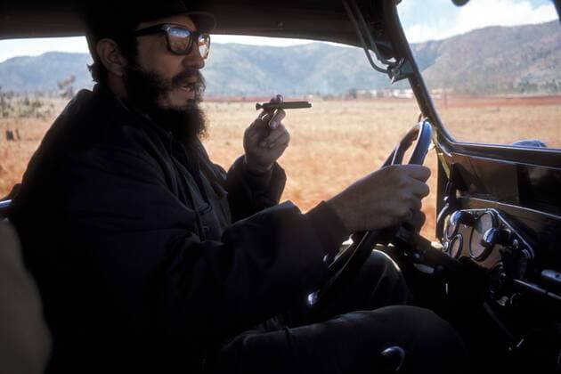 Präsident Fidel Castro (CUB) am Steuer seines Wagens während einer Fahrt durch das Land - Kuba