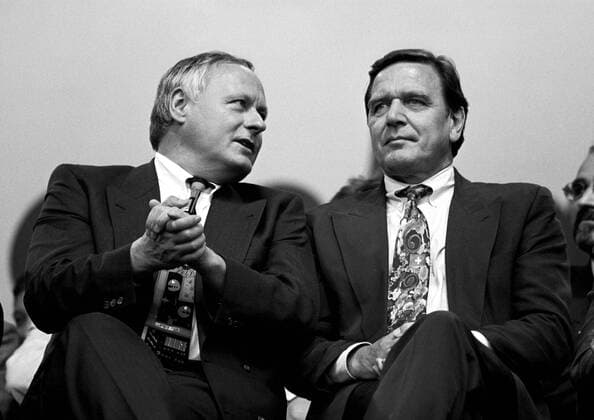 Oskar Lafontaine (li., GER SPD Ministerpräsident Saarland) und Gerhard Schröder (GER SPD Ministerpräsident Niedersachsen) während der Auftaktveranstaltung zum SPD Bundestagswahlkampf in Dortmund