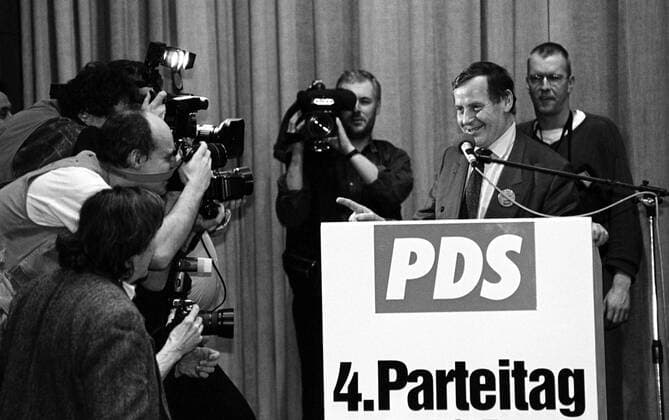 Lothar Bisky (vorn re., GER PDS) anlässlich des PDS Parteitages in Berlin