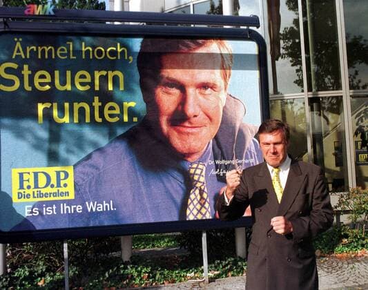 Wolfgang Gerhardt (GER FDP Bundesvorsitzender) stellt sein neues Wahlplakat zur Bundestagswahl vor der Parteizentrale in Bonn vor