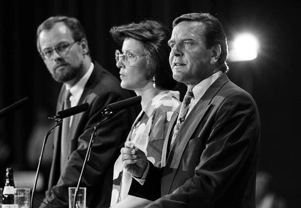 Kanzlerkandidaten der SPD - v.l.n.r.: Rudolf Scharping (GER SPD-Bundesvorsitzender), Heidemarie Wieczorek-Zeul (GER SPD-Stellvertretende Bundesvorsitzende) und Gerhard Schröder (GER SPD Ministerpräsident Niedersachsen) in Düsseldorf