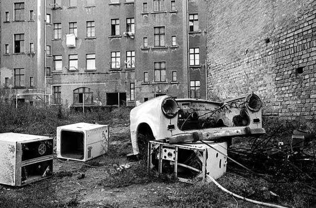 Trabant Wrack in einem Hinterhof in Leipzig Plagwitz