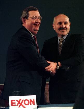 Lee Raymond (li., USA CEO Exxon Mobile Corporation) und Lucio Noto (USA Vorsitzender Exxon Mobile Corporation) anlässlich einer Pressekonferenz in New York City und  (nyp98120102)