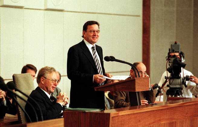 Bundeskanzler Gerhard Schröder (GER SPD) während einer Rede im Bundesrat in Bonn