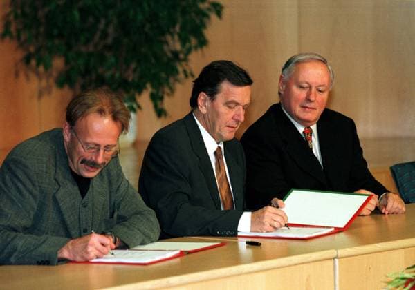 Unterzeichnung des Koalitionsvertrages in Bonn - V.l.n.r.: Jürgen Trittin (GER Bündnis 90 Die Grünen designierter Bundesumweltminister), Gerhard Schröder (GER SPD designierter Bundeskanzler) und Oskar Lafontaine (GER SPD designierter Bundesfinanzmimister)