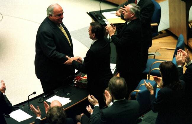 Helmut Kohl (li., GER CDU) gratuliert dem neu gewählten Bundeskanzler Gerhard Schröder (GER SPD) im Bundestag in Bonn