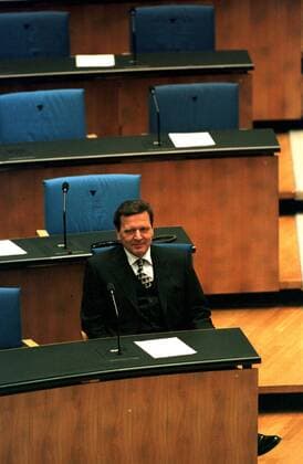 Soeben gewählter Bundeskanzler Gerhard Schröder (GER SPD) nimmt als erster auf der Regierungsbank Platz - im Bundestag in Bonn