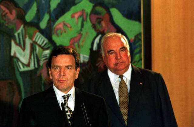 Bundeskanzler Gerhard Schröder (li., GER SPD) neben dem scheidenden Bundeskanzler Helmut Kohl (GER CDU) anlässlich dessen Amtsübergabe im Kanzleramt in Bonn