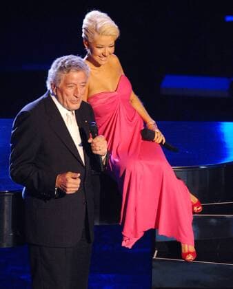Sängerin Christina Aguilera und Sänger Tony Bennett (beide USA) anlässlich der 59. Primetime Emmy Awards 2007 im Shrine Auditorium in Los Angeles- 