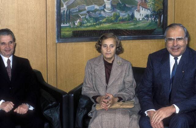 Bundeskanzler Helmut Kohl (re., GER CDU) und Staatspräsident Nicolae Ceausescu (li., ROM) mit Ehefrau Elena anlässlich eines Besuchs in Deutschland