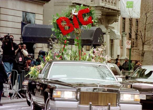 Geschmückter Leichenwagen anlässlich der Trauerfeier für Rapper Notorious B.I.G. in New York  (NYP97031806)