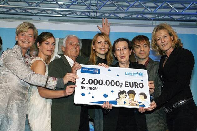 V.r.n.l.: Schauspielerin Suzanne von Borsody, Komiker Michael Mittermeier, Heide Simonis (GER Vorsitzende UNICEF Deutschland), Model Eva Padberg, Schauspieler Joachim Fuchsberger und Lisa Martinek (alle GER) anlässlich der Scheckübergabe zum Ende des Payback Clubkonzertes in München