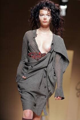 Model zeigt eine offenherzige Kreation von Vivienne Westwood (GBR) aus ihrer Frühjahr-Sommerkollektion 2008 in Paris  PAR20071001105