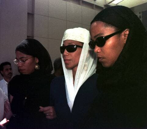 Qubilah Shabazz (Mitte, USA Tochter von Malcolm X) anlässlich der Beerdigung ihrer Mutter Betty Shabazz (Witwe von Malcolm X) in New York City -  (NYP97062702)
