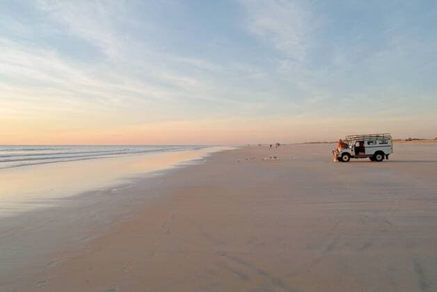  Geländewagen am Cable Beach, Broome, Kimberleys, Westaustralien  (iblgzs00263007)