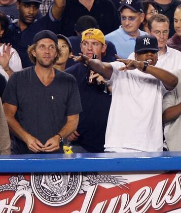 Filmproduzent Jesse Jaymes Itzler (li., USA Vice Chairman Marquis Jet) und Rapper Jay-Z (USA) am Rande eines Baseballspiels im Yankees Stadium in New York City -  (nyp20071008129)