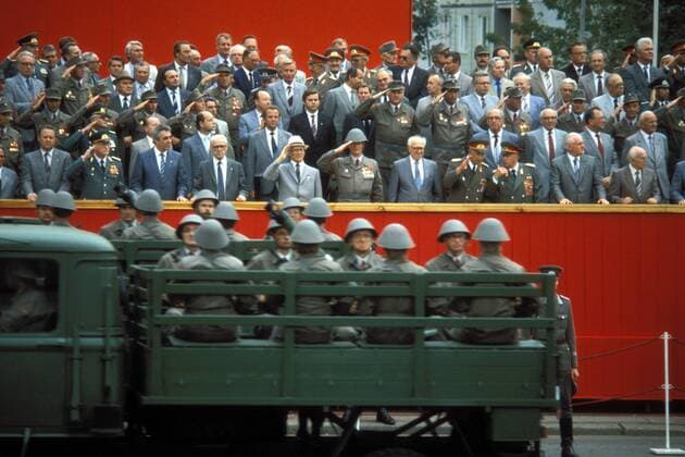 Auf der Tribüne anlässlich der Militärparade während der Feierlichkeiten zum 25. Jahrestag des Mauerbaus in Berlin Ost - 1. Reihe: Günter Schabowski (li., GDR Sekretär des ZK der SED Mitglied des Politbüros), Egon Krenz (3.v.li., GDR SED Mitglied des Politbüros), Willi Stoph (4.v.li., GDR SED Vorsitzender des Ministerrates), Staatsratsvorsitzender Erich Honecker (5.v.li., GDR SED), Horst Sindermann (7.v.li., GDR SED Präsident der Volkskammer), Verteidigungsminister Heinz Kessler (4.v.re., GDR SED Armeegeneral der NVA), Erich Mielke (3.v.re., GDR SED Minister für Staatssicherheit) und Günter Mittag (2.v.re., GDR SED Sekretär des ZK für Wirtschaft)