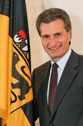  Günther Oettinger (GER/CDU/Ministerpräsident Baden-Württemberg) posiert neben einer Fahne Baden-Württembergs (ibljer00271660)