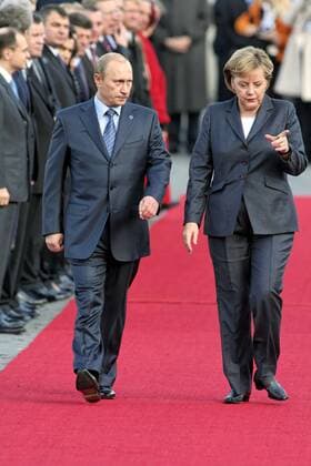 Bundeskanzlerin Angela Merkel (GER CDU) empfängt Präsident Vladimir Putin (RUS) anlässlich des Petersburger Dialogs in Wiesbaden