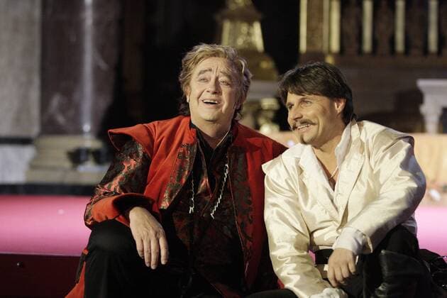 Tenor Rene Kollo (li., GER) als Jedermann und Schauspieler Wolfgang Bahro (GER) als Jedermanns guter Gesell - Jedermann-Festspiele in Berlin