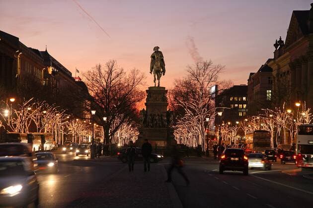 Lichtinstallation Linden-Lighting umsäumt das Reiterstandbild des Alten Fritz Unter den Linden in Berlin-Mitte zu Weihnachtszeit am Abend