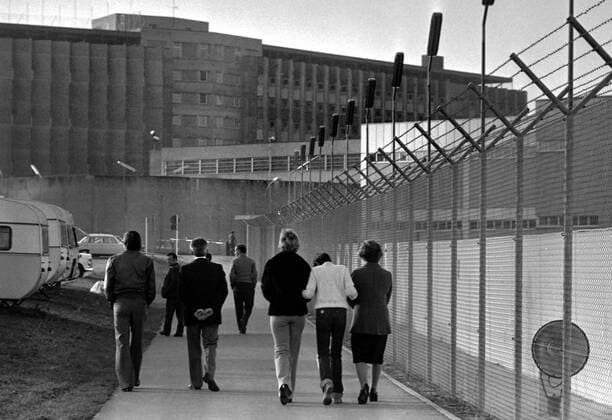 Spaziergänger vor dem Gefängnis in Stuttgart-Stammheim