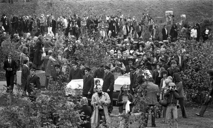Reges Medieninteresse anlässlich der Beerdigung der RAF-Terroristen Andreas Baader, Gudrun Ensslin und Jan-Carl Raspe auf dem Dornhalden-Friedhof in Stuttgart-Degerloch