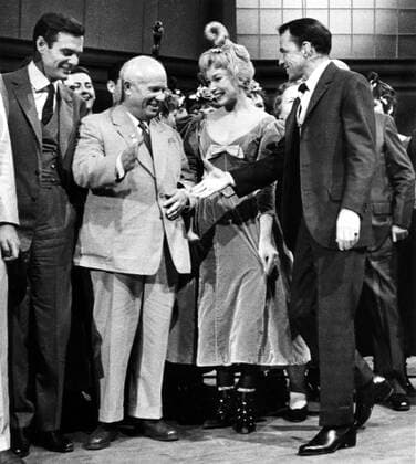 V.l.n.r. Schauspieler Louis Jordan (USA), Ministerpräsident Nikita S. Chruschtschow (URS Generalsekretär des ZK der KPdSU) Schauspielerin Shirley Maclaine (USA) und Sänger Frank Sinatra (USA) anlässlich eines Besuchs in Hollywood-  ark195901915