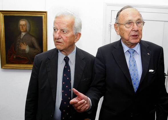Hans-Dietrich Genscher (re., GER FDP) und Richard von Weizsäcker (GER CDU) anlässlich der Ausstellungseröffnung des Politfotografen Helmut E. Schulze über Hans-Dietrich Genscher in Halle