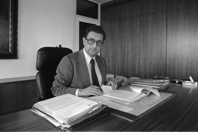 Gerhart Rudolf Baum (GER FDP Bundesinnenminister) am Schreibtisch in seinem Büro in Bonn