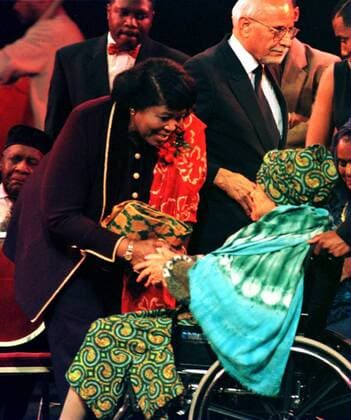 Bürgerrechtsaktivistin Betty Shabazz (li.) begrüßt Queen Mother Moore (beide USA) während einer Pressekonferenz anlässlich des - Million Man March - in New York -  - NYP97062410