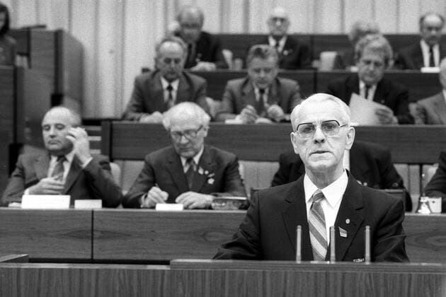 Willi Stoph (vorn, GDR SED Vorsitzender Ministerrat) anlässlich des XI. Parteitages der SED in Berlin Ost - Es lauschen Michail Gorbatschow (li., URS Generalsekretär KPdSU) und Staatsratsvorsitzender Erich Honecker (2.v.li., GDR SED)