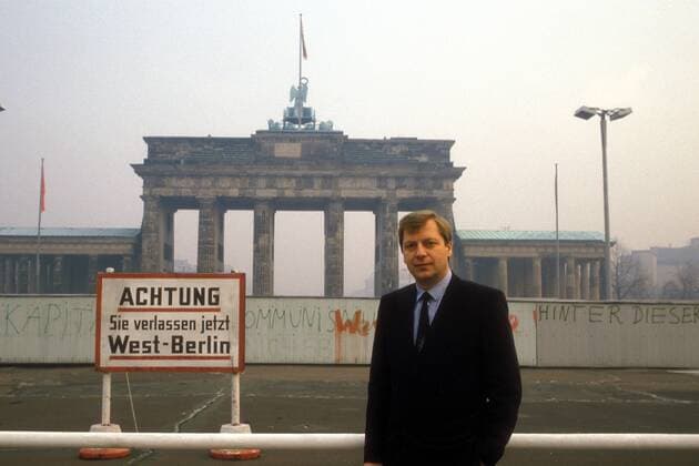 Eberhard Diepgen, 80. Geburtstag am 12. November Eberhard Diepgen (GER CDU Regierender Bürgermeister Berlin) an der Berliner Mauer mit Brandenburger Tor in Berlin