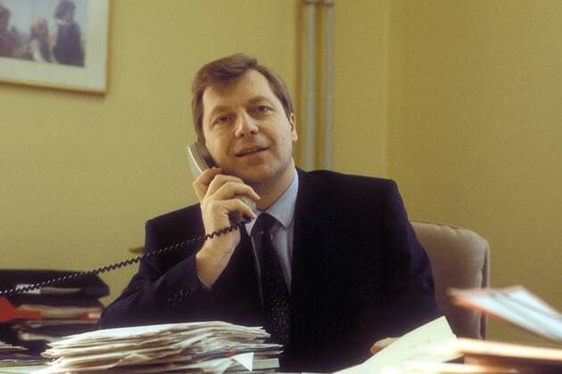 Eberhard Diepgen (GER CDU Regierender Bürgermeister Berlin) in seinem Büro in Berlin