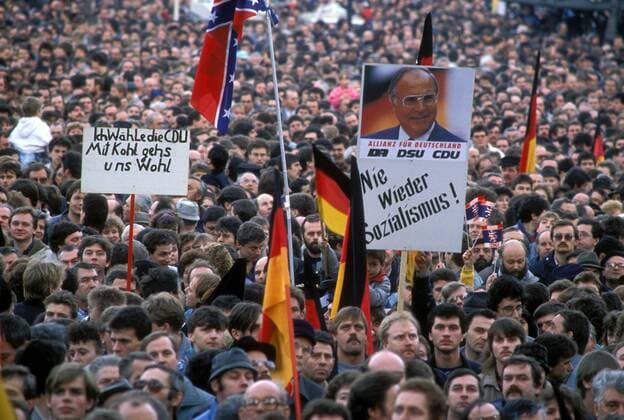 Teilnehmer einer Demonstration zum Besuch von Helmut Kohl in Leipzig