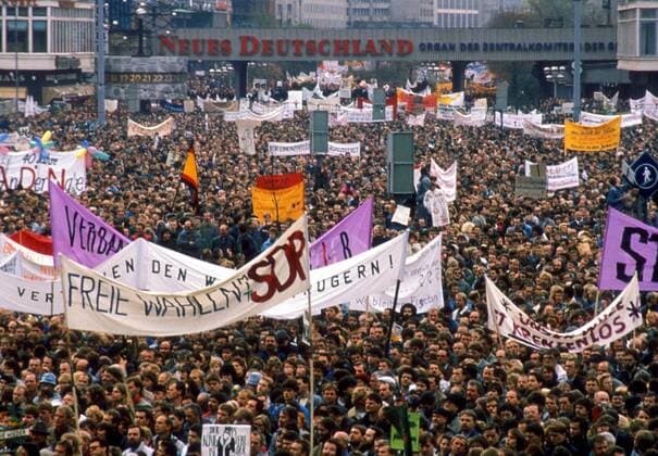 Demonstration für freie Wahlen auf dem Alexanderplatz in Ost-Berlin
