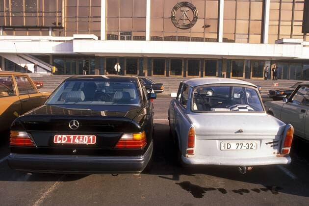 Diplomaten-Benz und Trabant 601 mit Berliner Kennzeichen vor dem Palast der Republik in Berlin