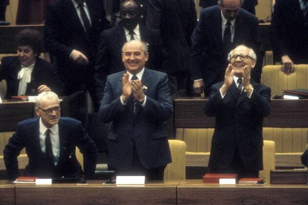 Michail Gorbatschow (Mitte, URS Generalsekretär KPdSU), Staatsratsvorsitzender Erich Honecker (re., GDR SED) und Willi Stoph (li., GDR SED Vorsitzender Ministerrat) anlässlich des 11. Parteitages der SED in Berlin Ost