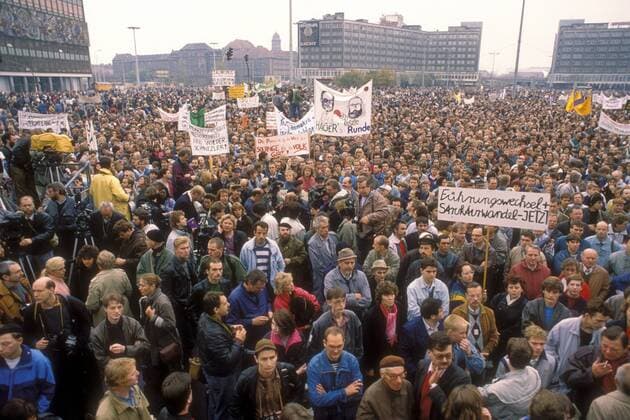 Demonstration für freie Wahlen auf dem Alexanderplatz in Ost-Berlin