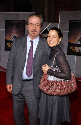 Schauspieler Tommy Lee Jones (USA) mit Ehefrau Dawn anlässlich der Premiere des Films - No Country for old Men - in Universal City