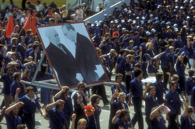 FDJler tragen ein Transparent mit Wilhelm Pieck (li.) und Otto Grotewohl während einer Parade anlässlich des Nationalen Jugendfestivals der FDJ in Berlin Ost