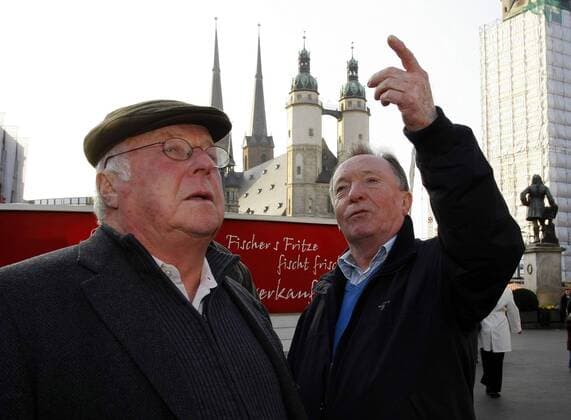 Norbert Blüm (li.) und Schauspieler Peter Sodann (beide GER Blüm & Sodann) spazieren durch Halle